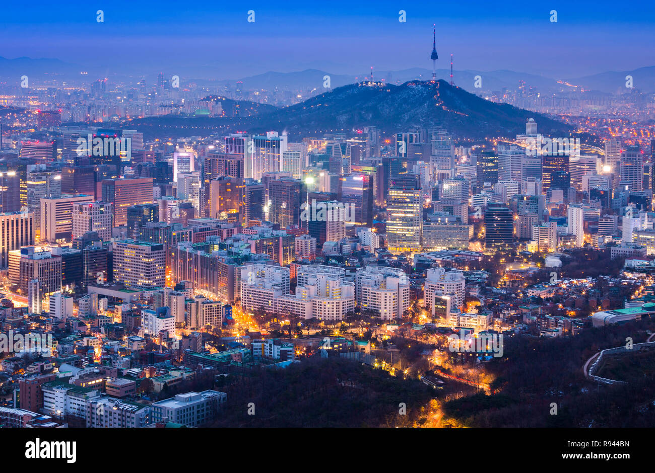 Stadt Seoul bei Nacht ansehen und N Seoul Tower in Seoul, Südkorea. Stockfoto