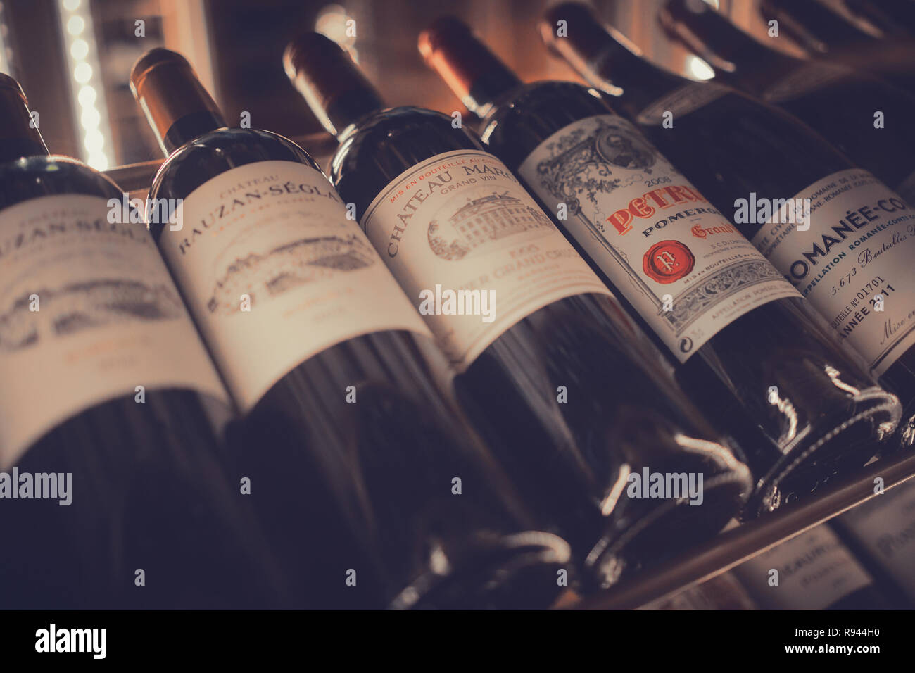 Moskau Russland Dez 2018 Stimmung Geschossen Von Grand Rotwein Chateau Margaux 1995 Und Andere Weine In Einem Regal Im Restaurant Stockfotografie Alamy