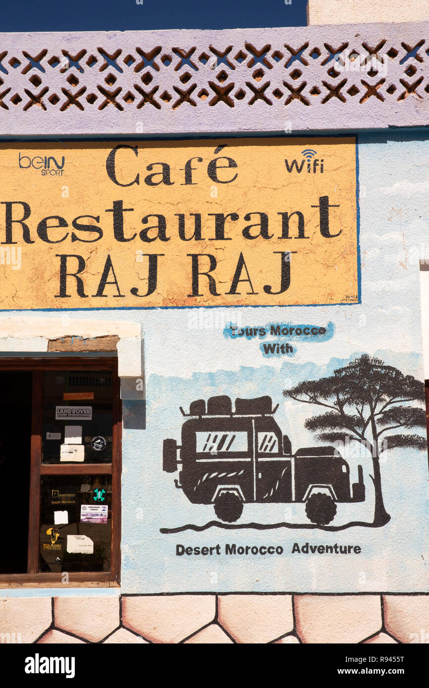 Marokko, Agdz, handbemalte Zeichen des Café Restaurant Raj Raj & Land Rover Touren Marokko Wüste Abenteuer Werbung Stockfoto