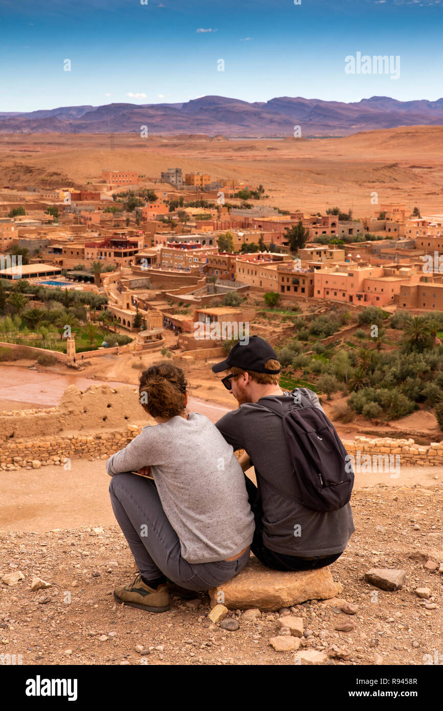 Marokko, Ouarzazate, Ksar Ait-Ben-Haddou, Touristen, erhöhten von Kasbah New Town Stockfoto