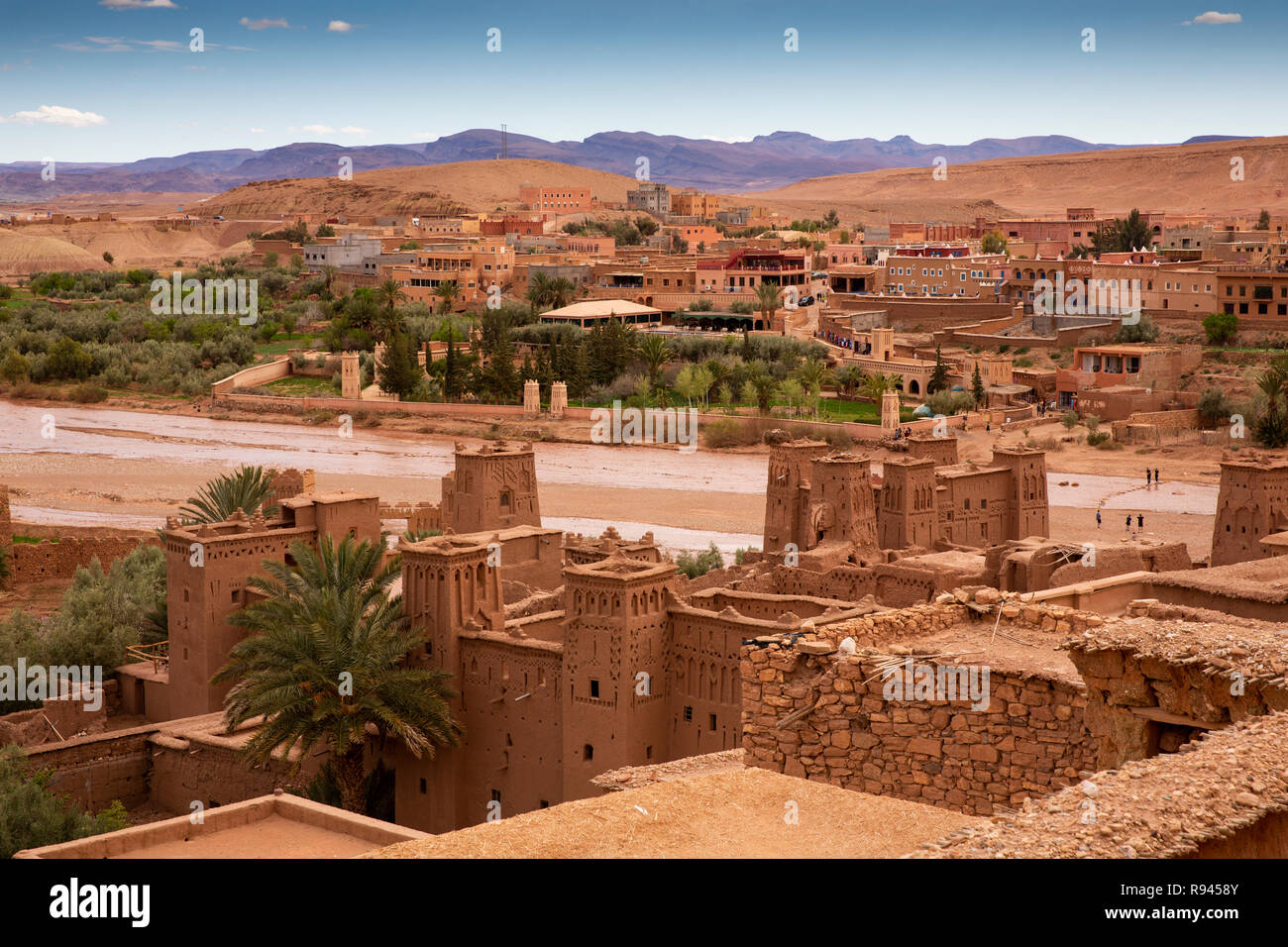 Marokko, Ouarzazate, Ksar Ait-Ben-Haddou, Erhöhte Ansicht über Kasbah und Ounila River New Town Stockfoto