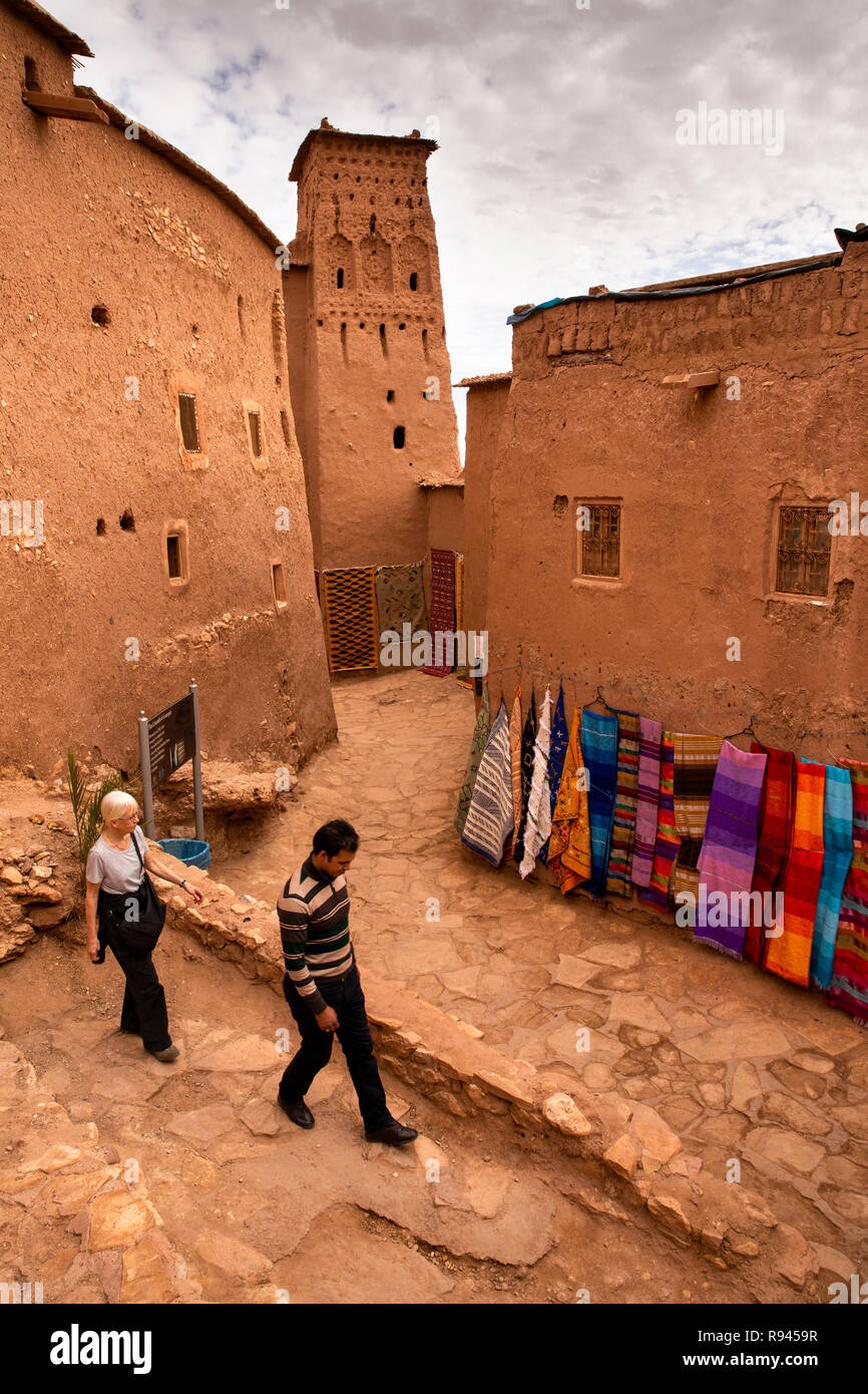 Marokko, Ouarzazate, Ksar Ait-Ben-Haddou, die Führung und die westlichen Touristen zu Fuß durch die Kasbah Stockfoto