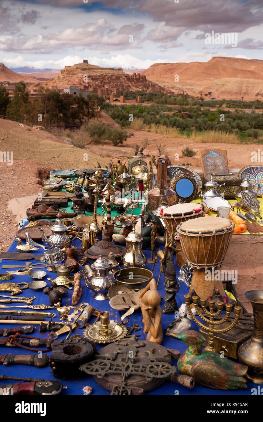 Marokko, Ouarzazate, Ksar Ait-Ben-Haddou, Kasbah, Souvenir stall verkaufen Berber Antiquitäten Stockfoto