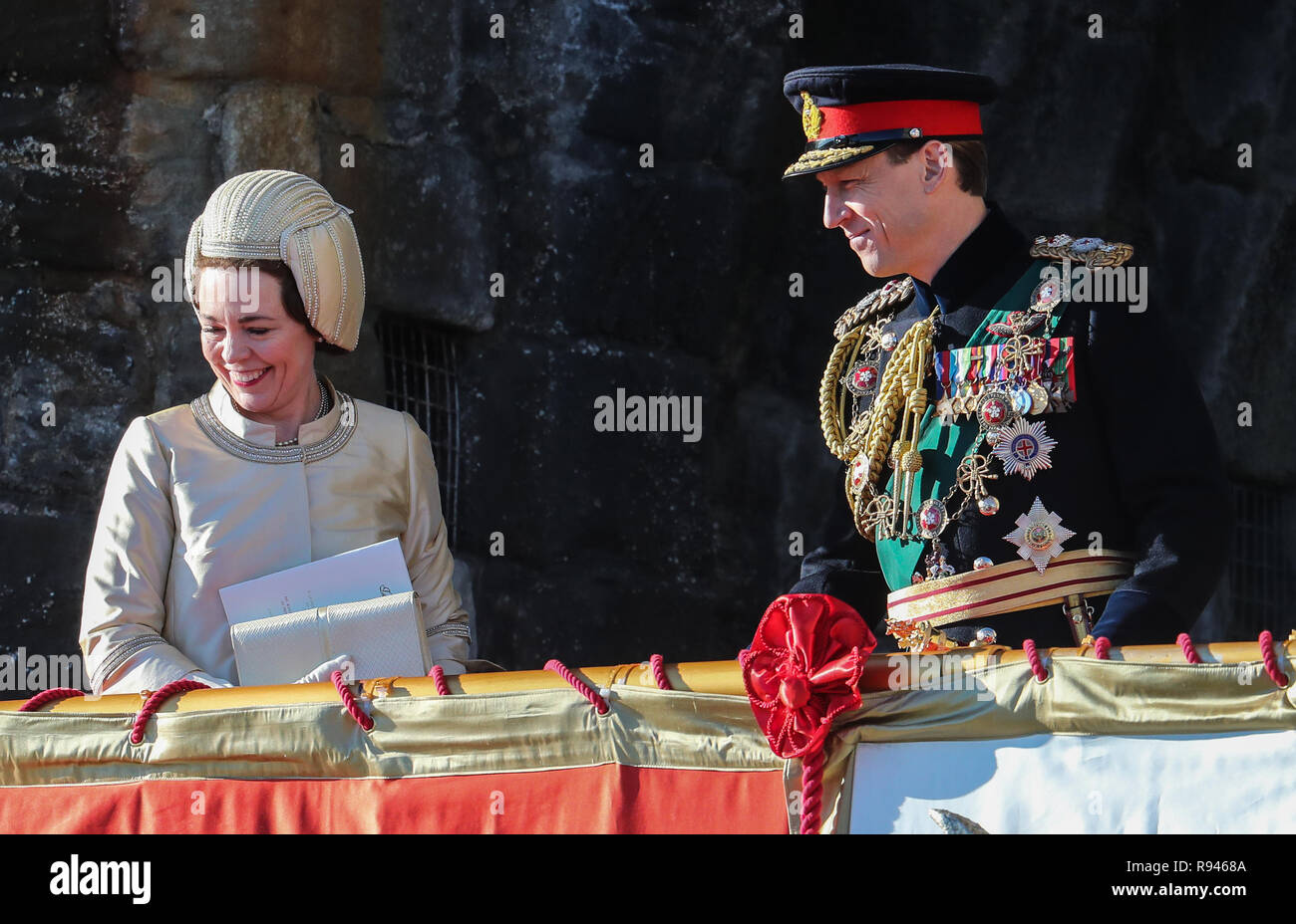 Olivia Colman, Josh O'Connor und Tobias Menzies Film eine Szene für die Netflix Drama in Caernarfon Castle. Die Königin präsentiert die neu investiert, Prinz von Wales auf die walisische Volk von Königin Eleanor's Gate. Mit: Olivia Colman, Tobias Menzies Wo: Caernafon, Großbritannien Wann: 18 Aug 2018 Quelle: WENN.com Stockfoto