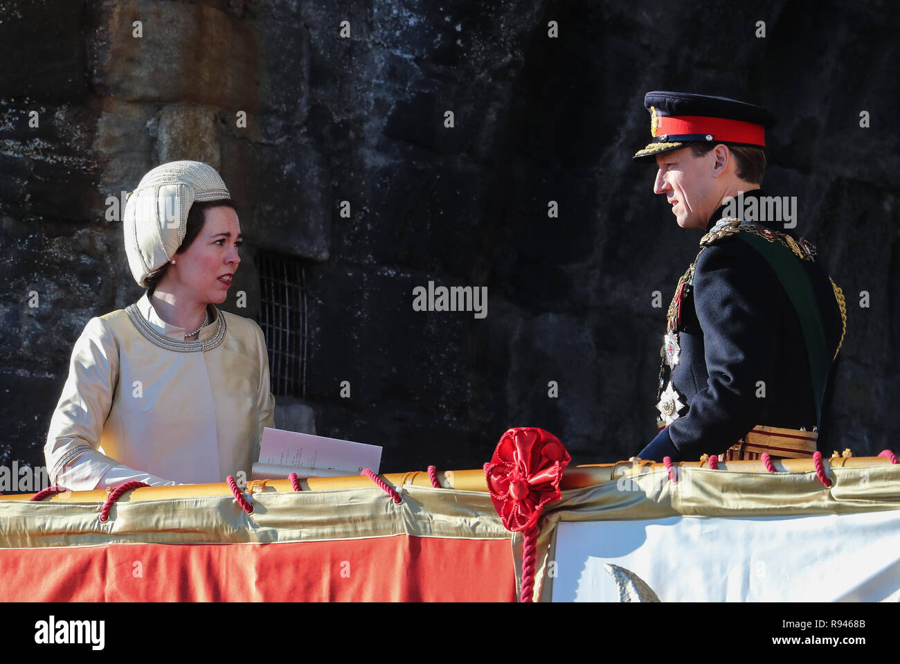 Olivia Colman, Josh O'Connor und Tobias Menzies Film eine Szene für die Netflix Drama in Caernarfon Castle. Die Königin präsentiert die neu investiert, Prinz von Wales auf die walisische Volk von Königin Eleanor's Gate. Mit: Olivia Colman, Tobias Menzies Wo: Caernafon, Großbritannien Wann: 18 Aug 2018 Quelle: WENN.com Stockfoto