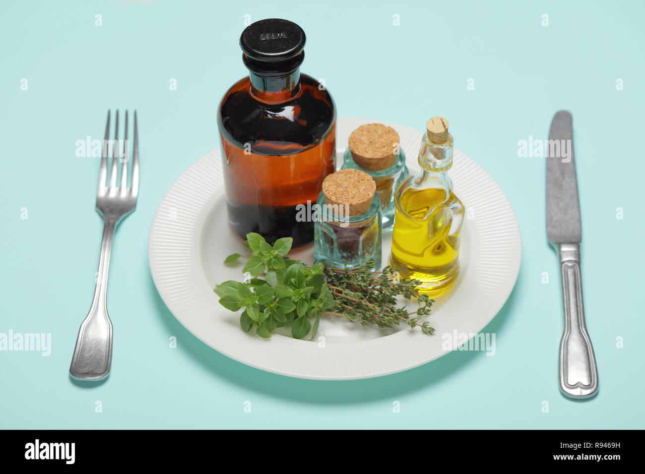 Gesunde Ernährung Konzept mit Olivenöl, Kräuter und Gewürze Stockfoto