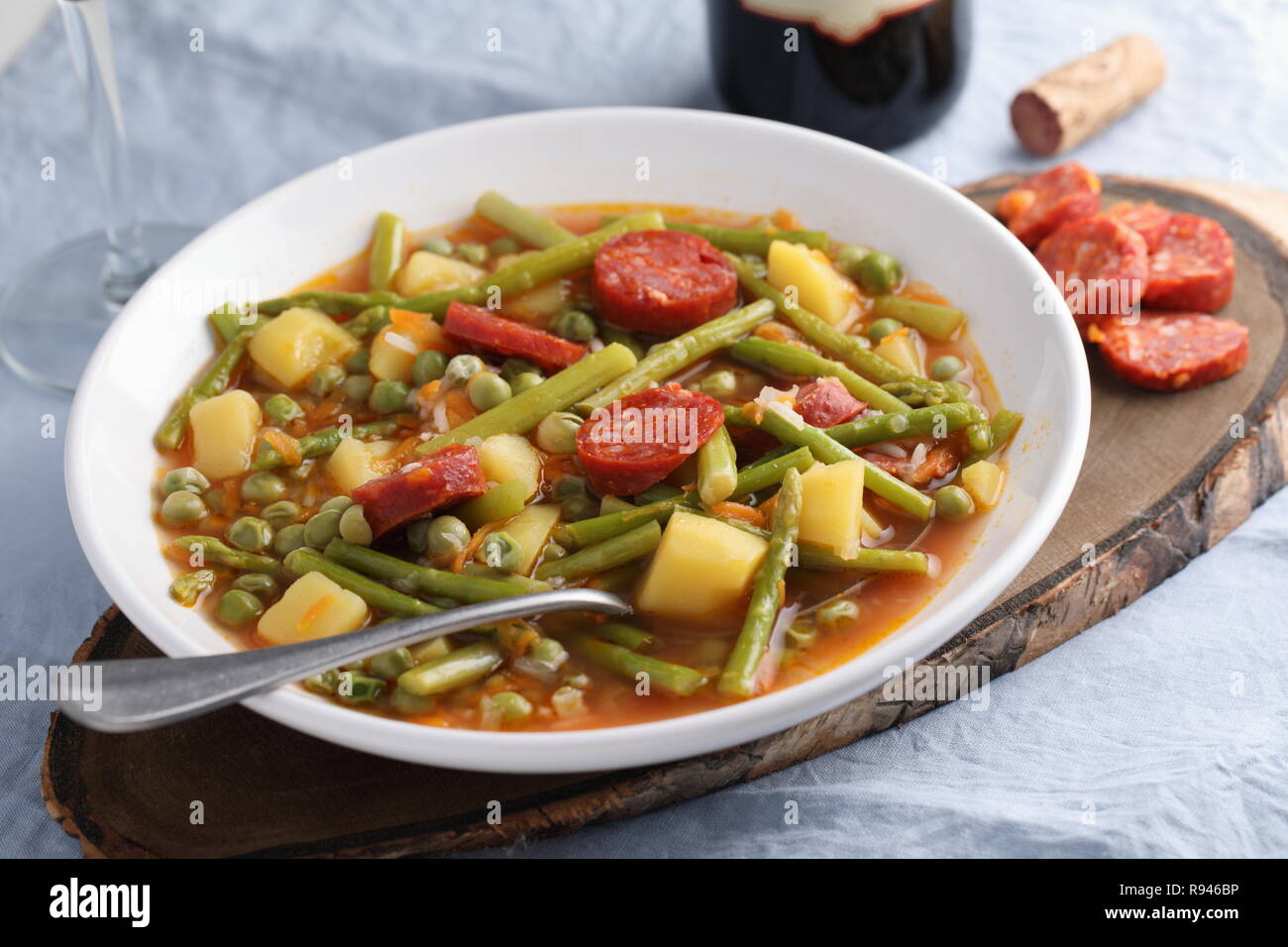 Italienische Suppe minestrone mit Chorizo Wurst Stockfoto