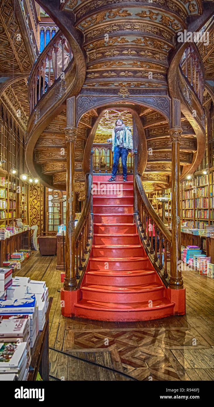 PORTO, PORTUGAL - Dezember 16, 2016: Livraria Lello Lello (Buchhandlung) Innentreppe, HDR-Fotografie Stockfoto