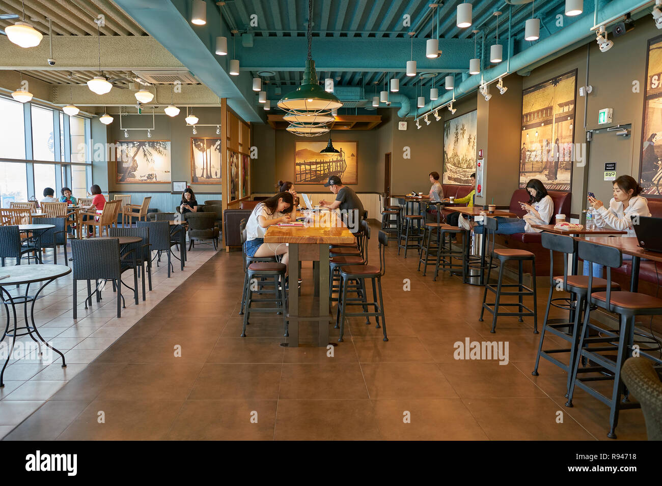 Busan Sudkorea Ca Mai 2017 Starbucks Coffee Shop In