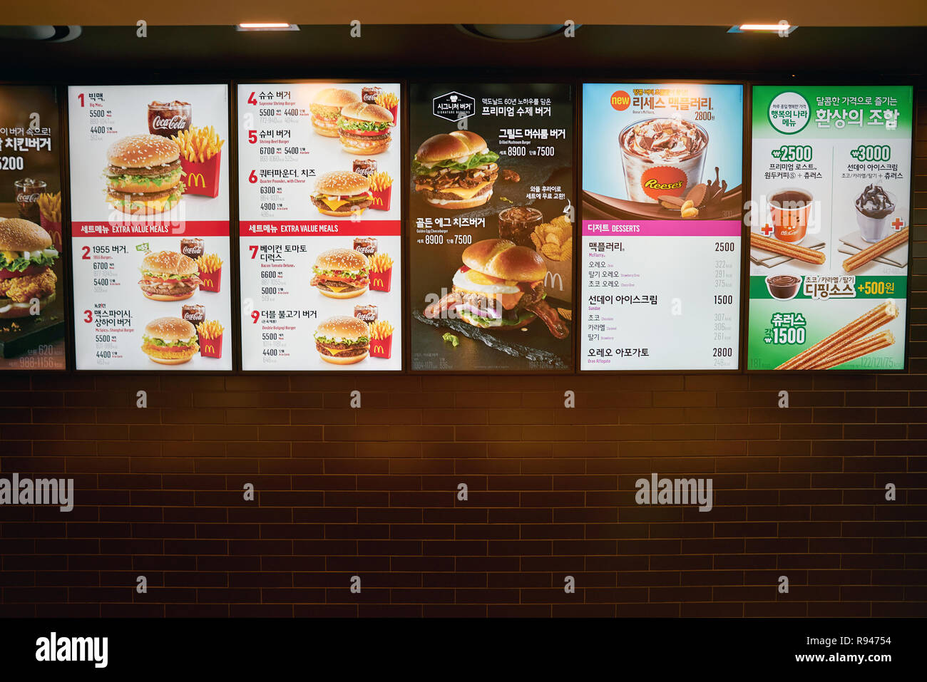 BUSAN, SÜDKOREA - ca. Mai 2017: Menü bei McDonald's Restaurant. McDonald's ist eine US-amerikanische Hamburger und Fast Food Restaurant kette. Stockfoto