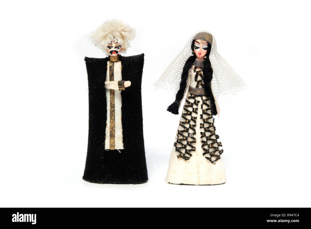 Georgische Puppen mit traditionellen Kleid auf weißem Hintergrund Stockfoto