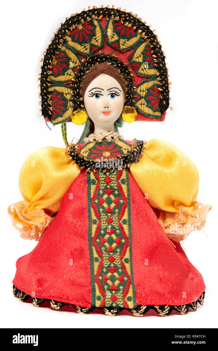 Russische Puppe mit traditionellen Kleid auf weißem Hintergrund Stockfoto