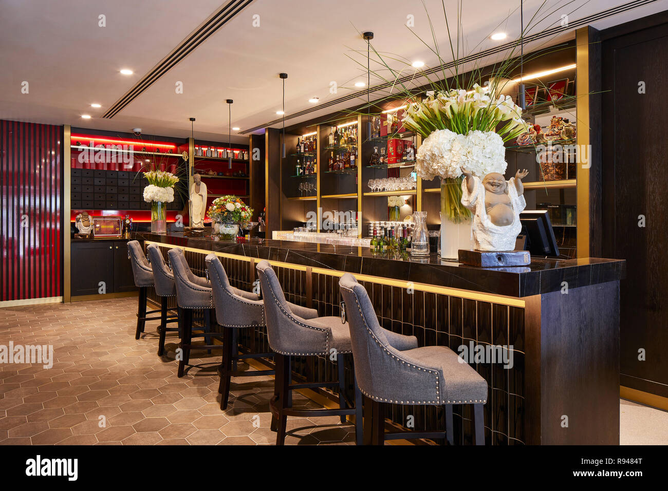 Bar. Royal China Club, London, Vereinigtes Königreich. Architekt: Steif+Trevillion Architekten, 2018. Stockfoto