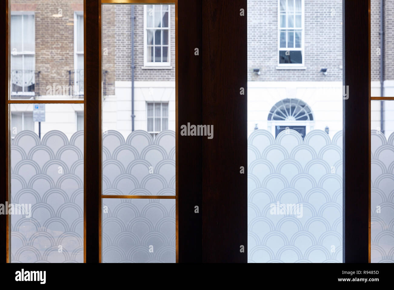 Fensterwand mit Blick auf die Straße. Royal China Club, London, Vereinigtes Königreich. Architekt: Steif+Trevillion Architekten, 2018. Stockfoto