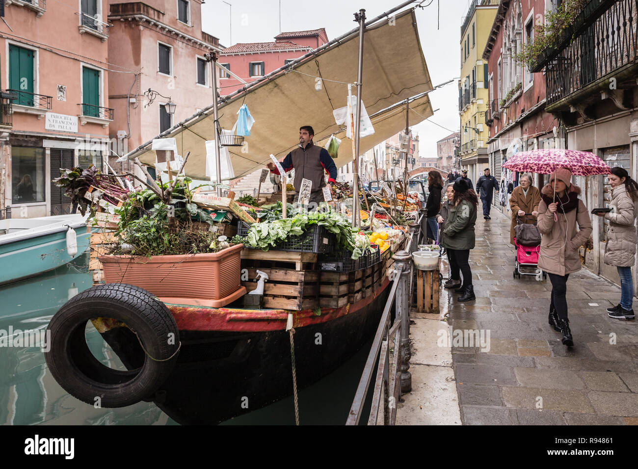 Obst und Gemüse canal Boat Shop in Venedig, Italien Stockfoto