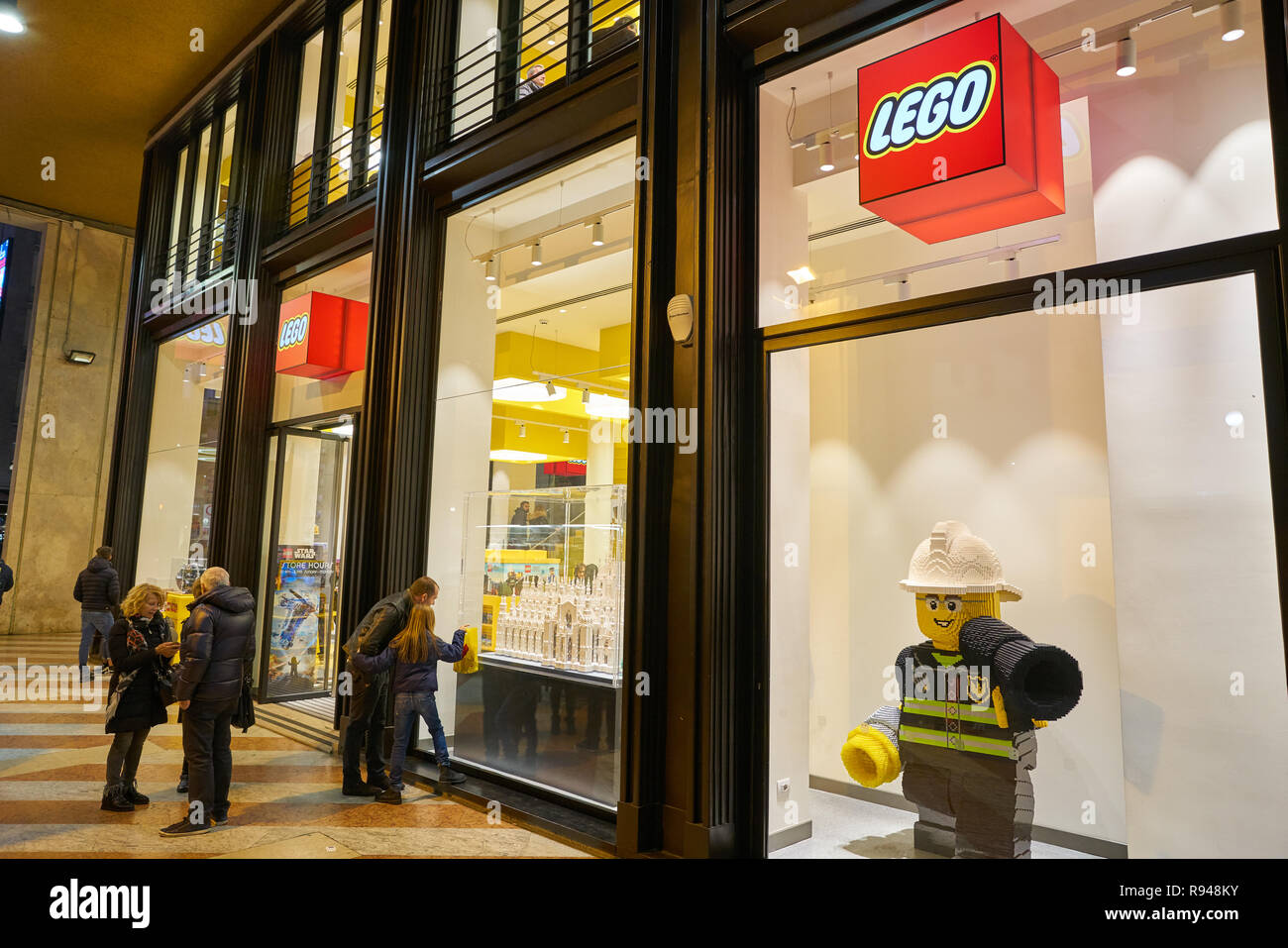 Mailand, Italien - ca. November 2017: ein Fenster Eingang an LEGO Store Lego ist Linie aus Kunststoff und Spielsachen, die manufa Stockfotografie - Alamy