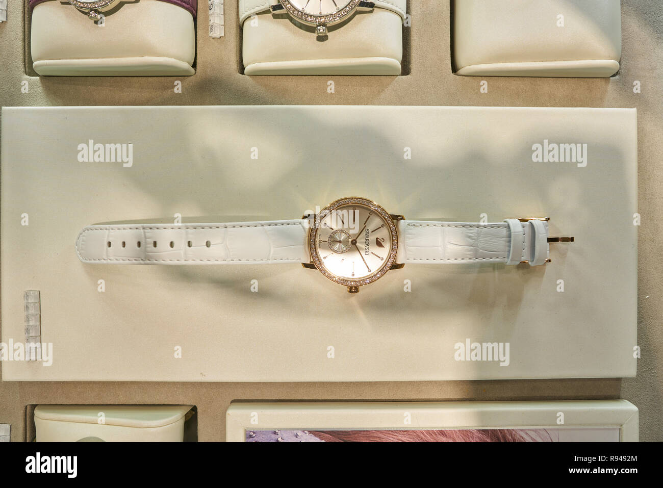 Mailand, Italien - ca. November 2017: Uhren auf der Swarovski Stores in Mailand. Swarovski ist ein österreichischer Hersteller von Bleiglas. Stockfoto