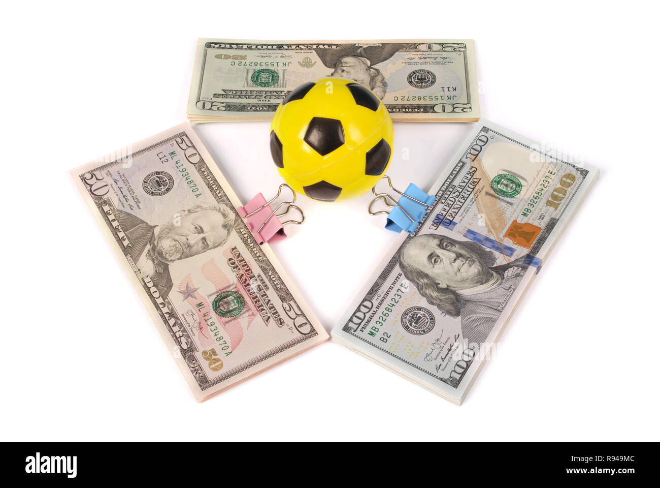 Gelb Fußball auf Geld. Abstrakte Geld Hintergrund auf weiß isoliert Stockfoto