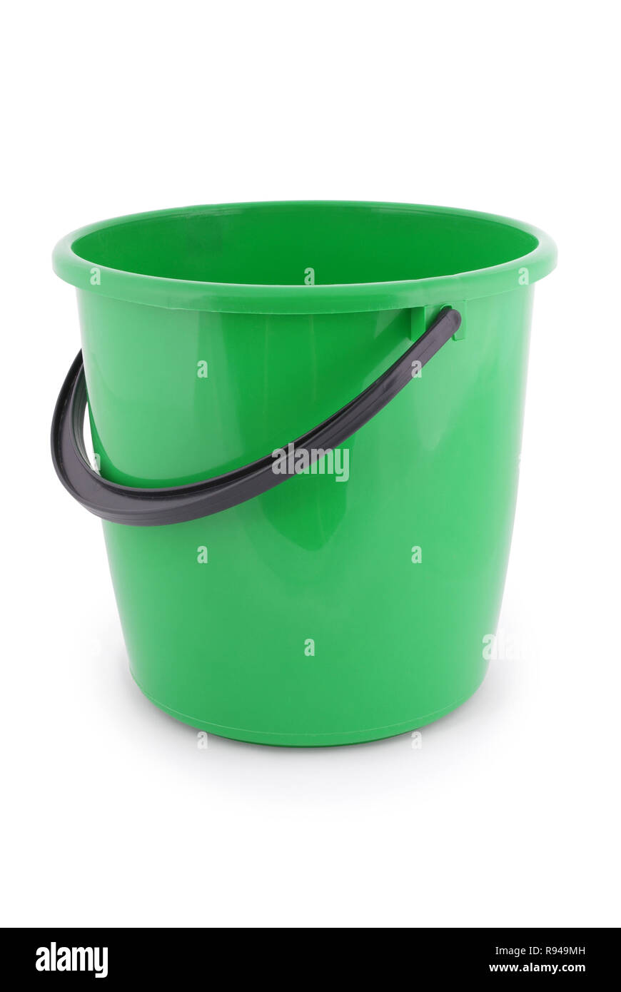 Grüne Plastikeimer auf weißem Hintergrund Stockfoto