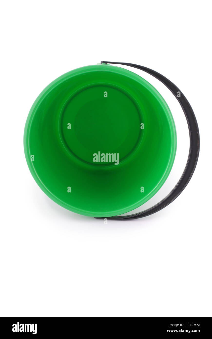 Grüne Plastikeimer auf weißem Hintergrund Stockfoto