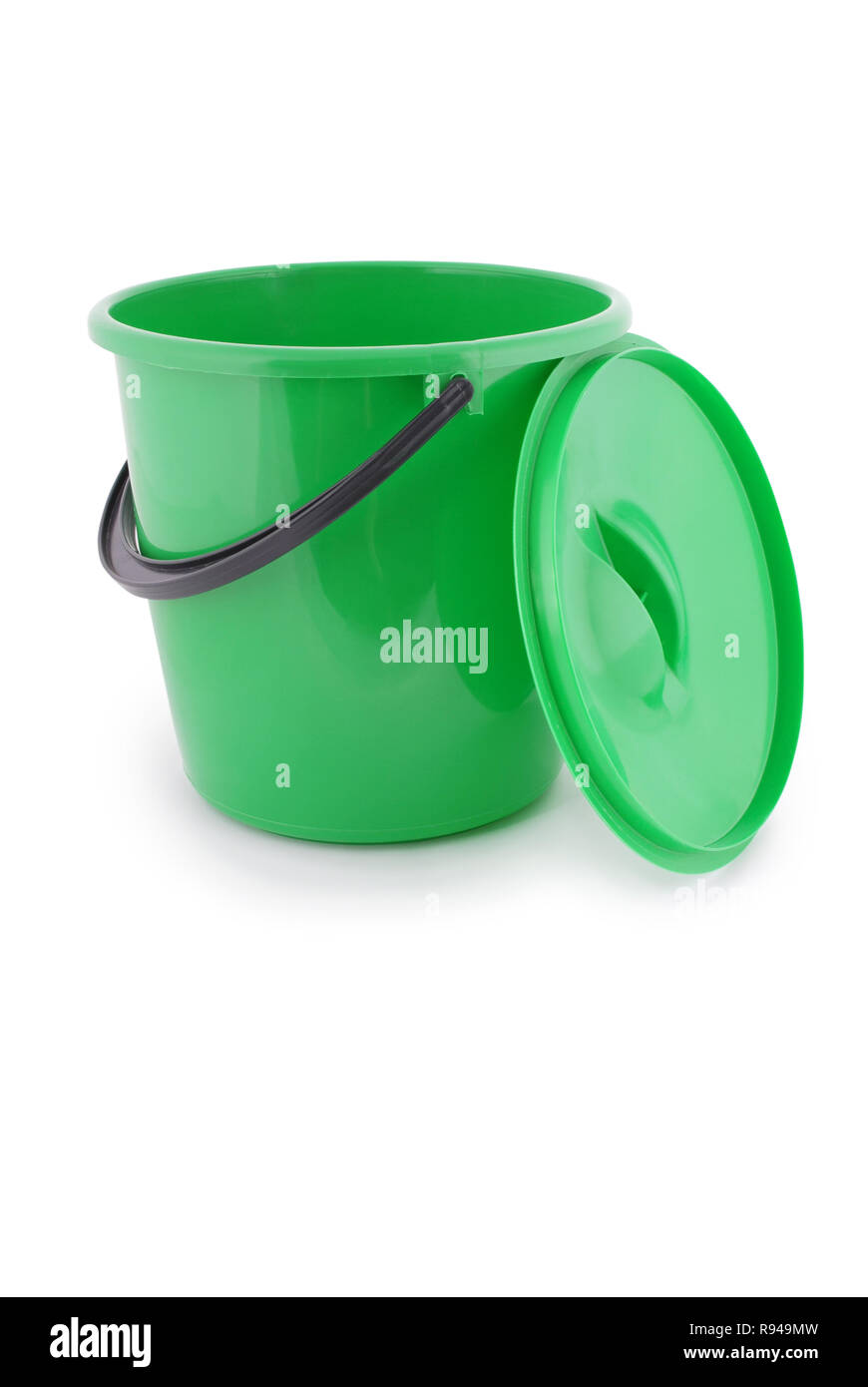 Grüne Plastikeimer auf weißem Hintergrund Stockfoto