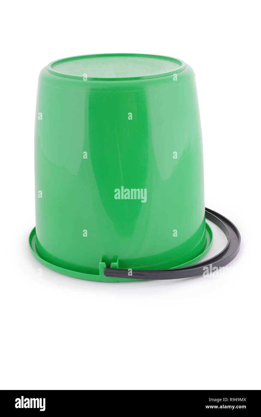 Grüne Plastikeimer auf weißem Hintergrund Stockfoto