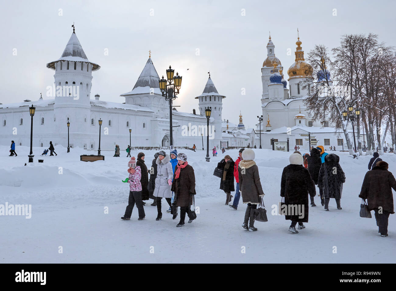 Tobolsk, Russland - Januar 7, 2015: Menschen bei Gostiny Dvor und St. Sophia-Assumption Kathedrale im Tobolsker Kreml. In XVII-XVIII Jahrhundert gebaut, ich Stockfoto