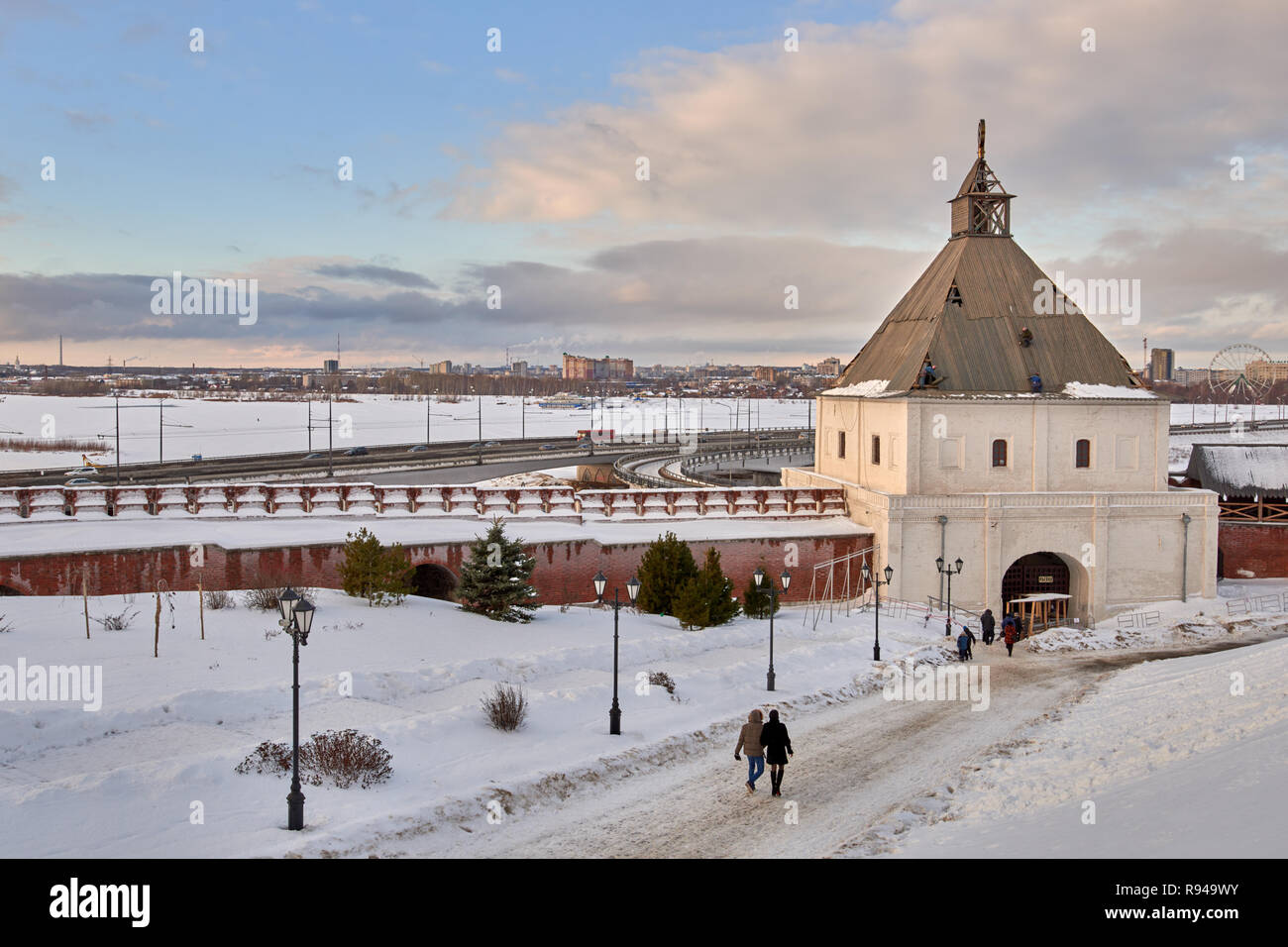 Kasan, Russland - Januar 4, 2015: Touristen in der Nähe der Turm von Tainitskaya Kasaner Kreml. Im Jahre 1550 erbaut, der Turm auf dem Schoß ist unter Rekonstruktion Stockfoto