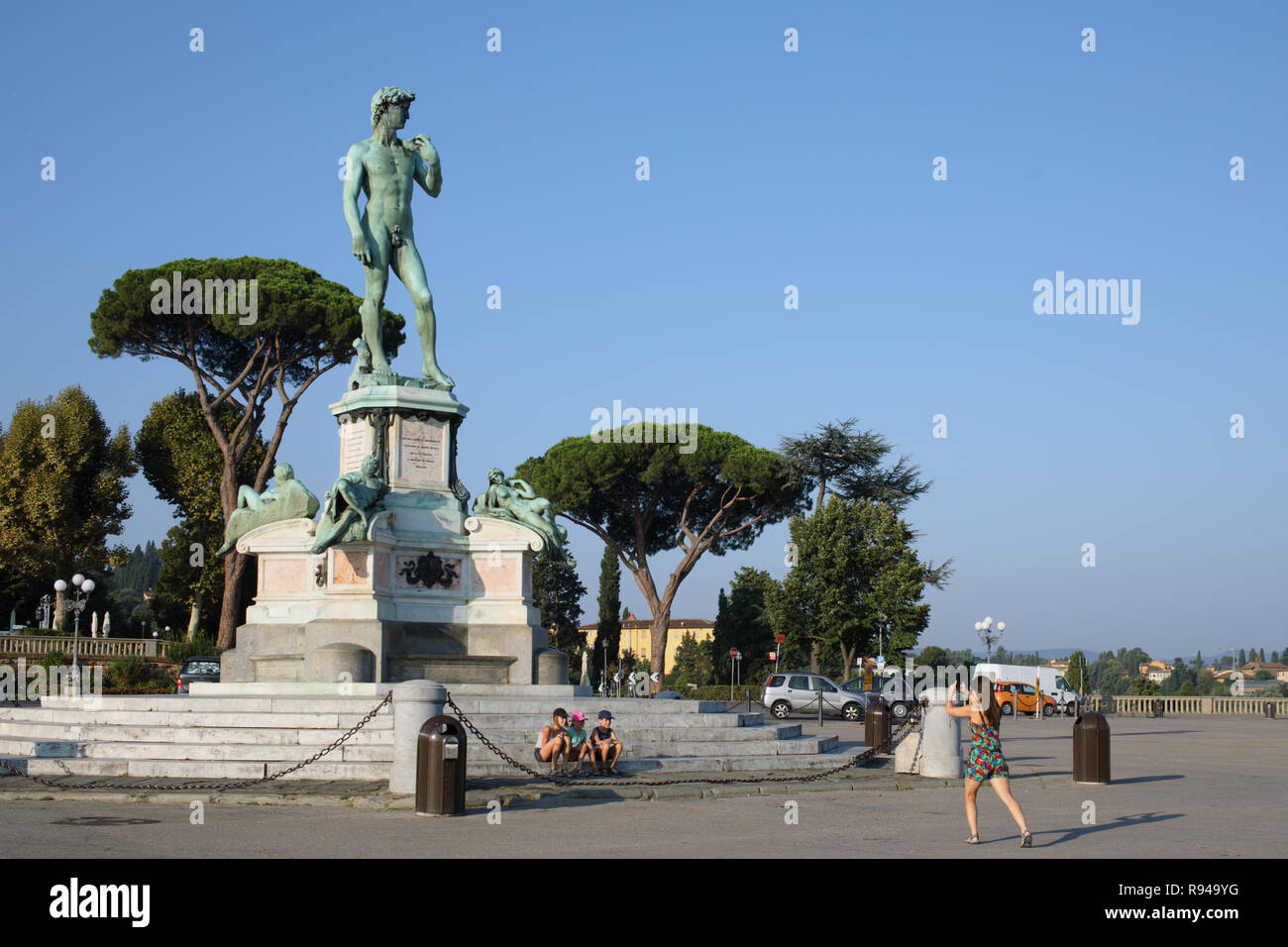 Florenz, Italien - 9. August 2018: Touristen machen Foto gegen die bronze Kopie des David von Michelangelo an der Piazzale Michelangelo. 1869 erstellt Stockfoto