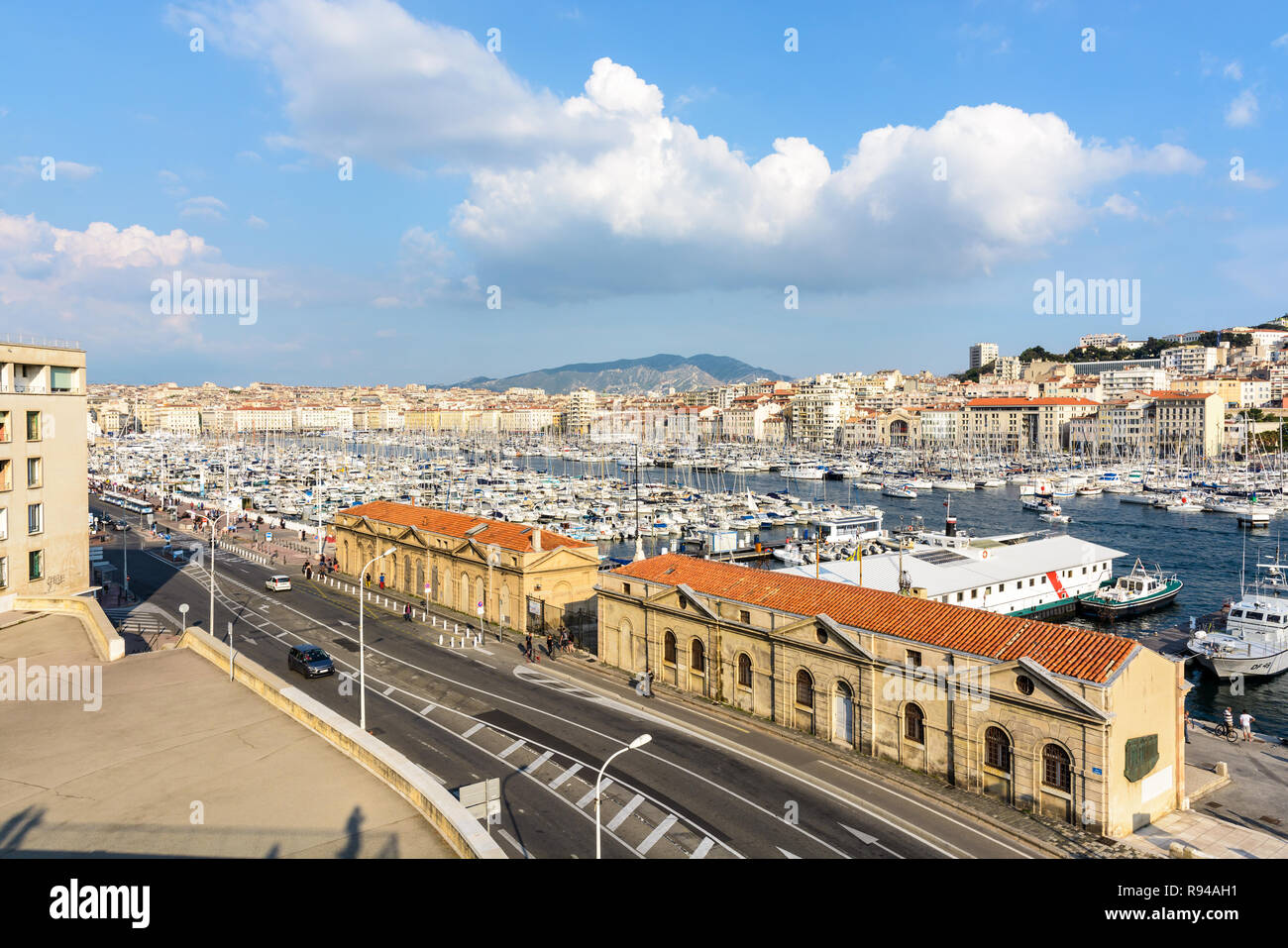 Blick über den alten Hafen von Marseille, Frankreich, mit Motorboote und Segelboote im Hafen bei Sonnenuntergang. Stockfoto