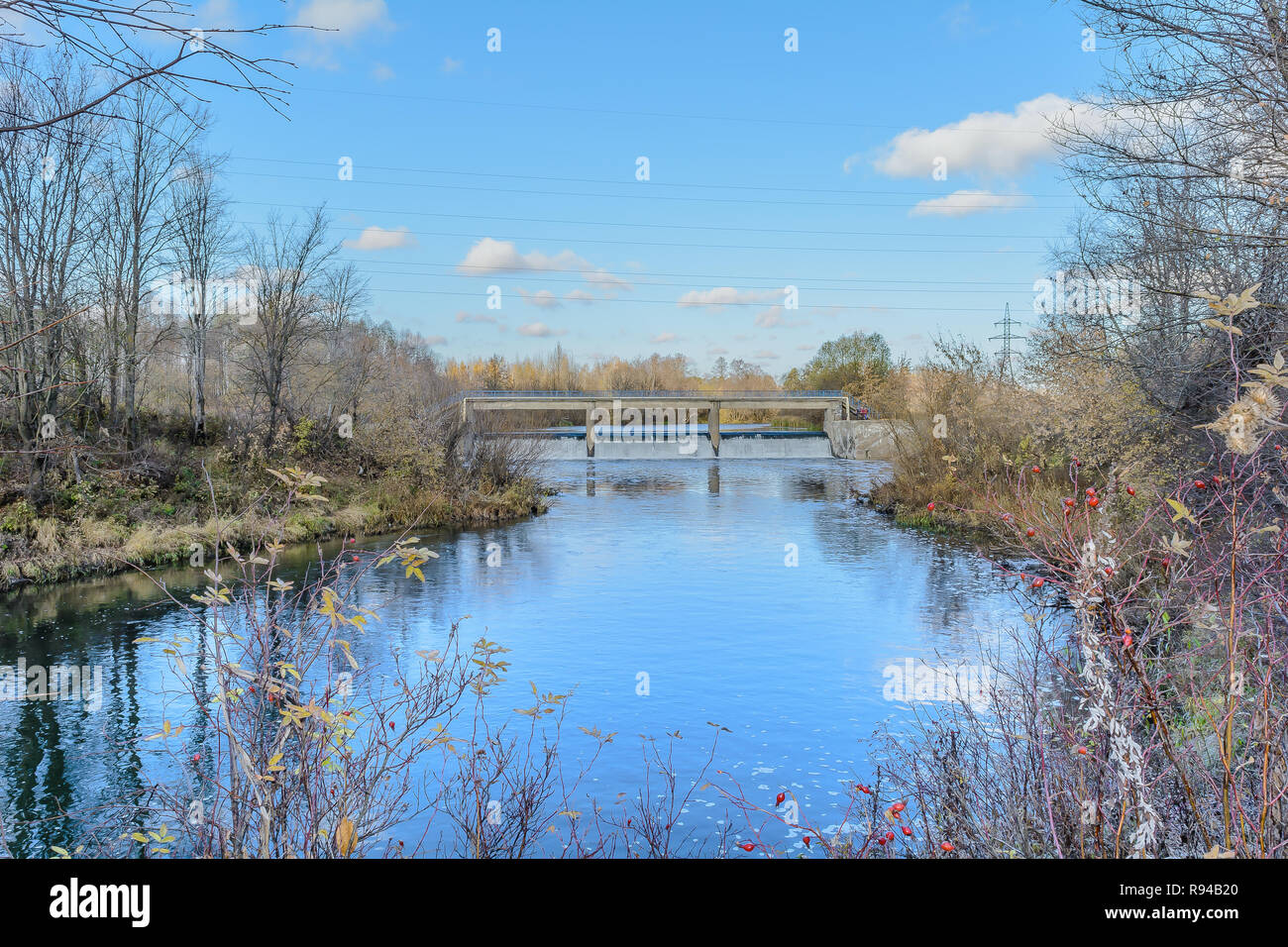 Staudamm, Fluss, Ufer Stockfoto