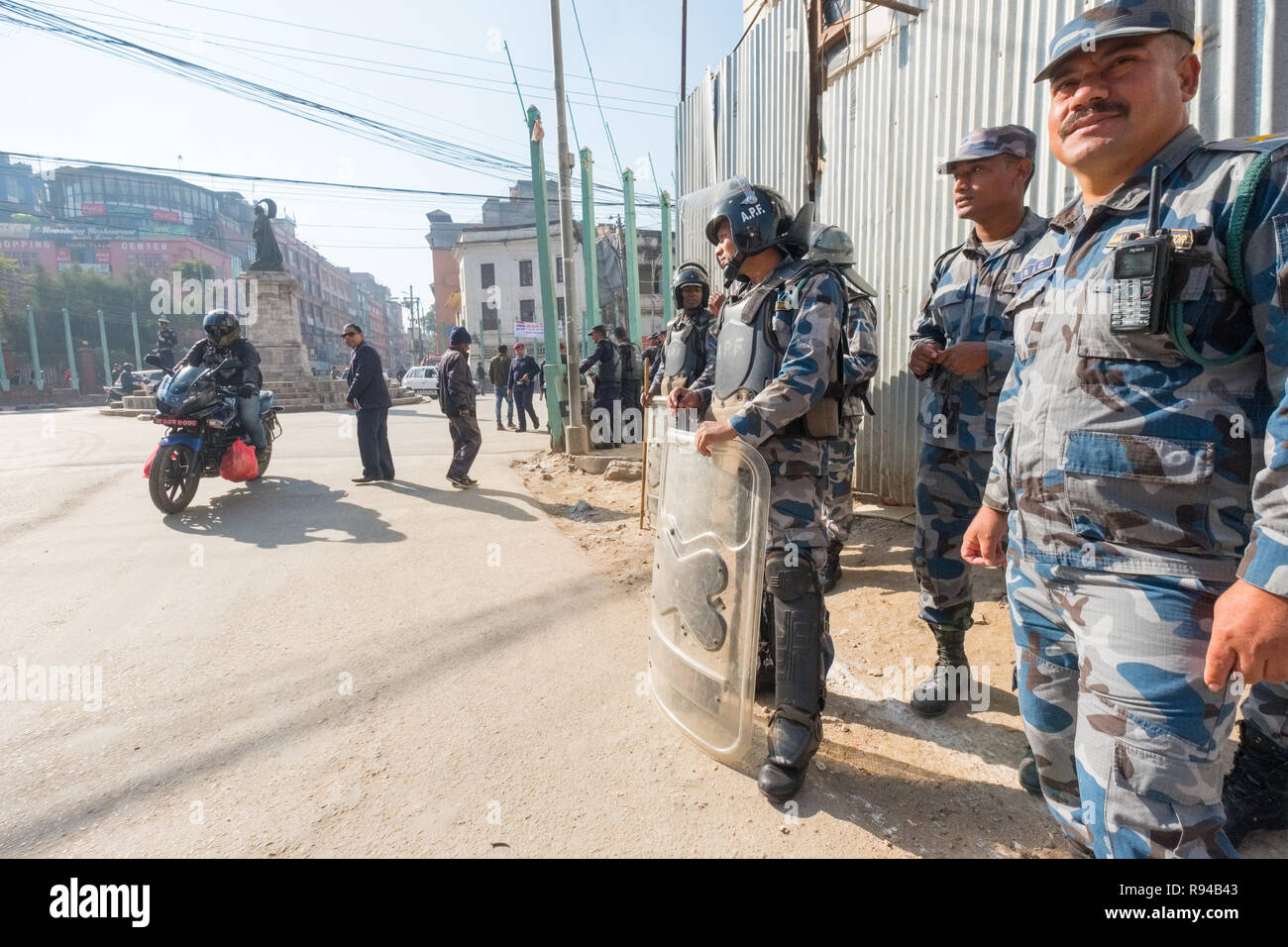 Der Polizei in Kampfausrüstung auf den Straßen der Hauptstadt Kathmandu Nepal Stockfoto
