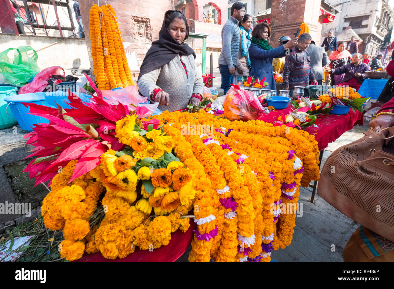 Girlanden aus Ringelblumen für den Verkauf außerhalb der Tempel in Kathmandu, Nepal Stockfoto