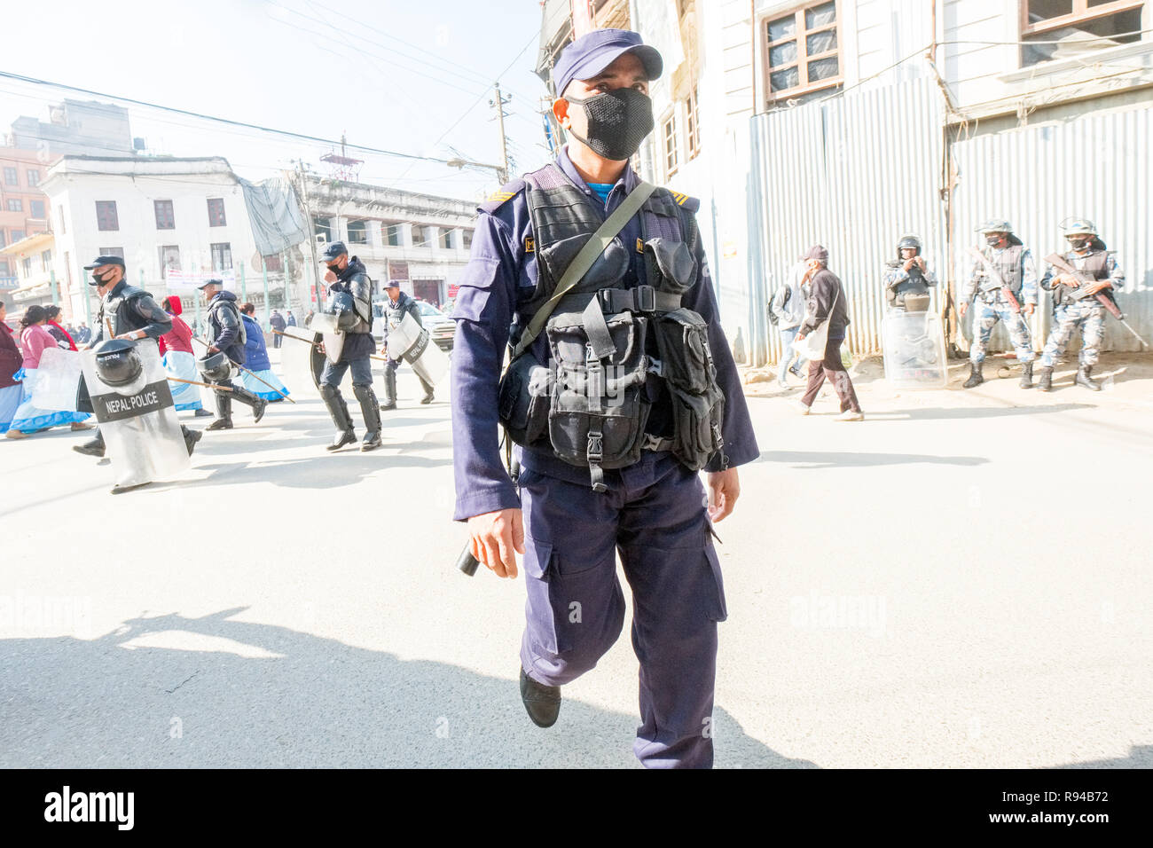 Der Polizei in Kampfausrüstung auf den Straßen der Hauptstadt Kathmandu Nepal Stockfoto