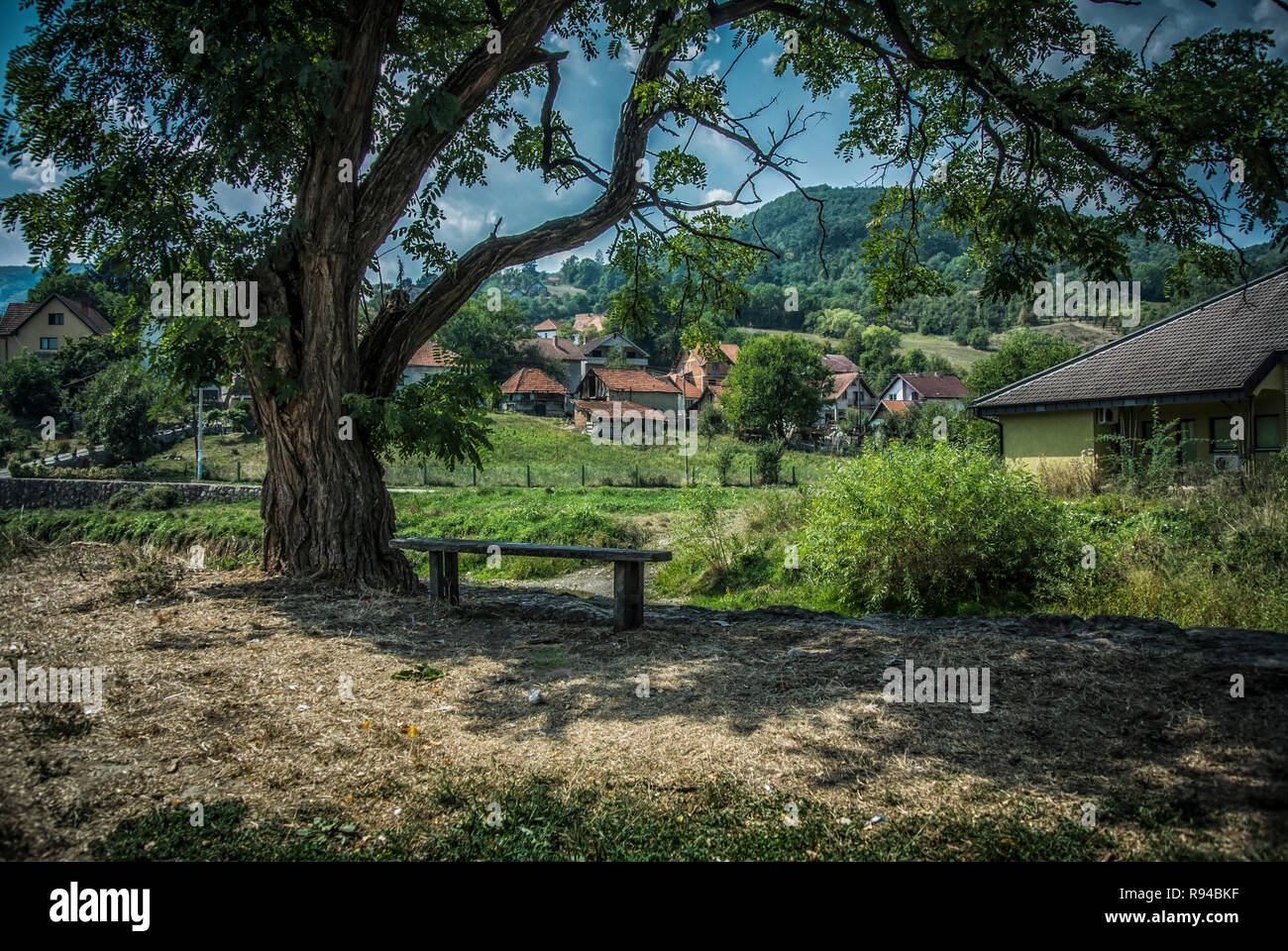 Eine kleine Sitzbank mit Blick auf die schöne Landschaft in der kleinen Stadt Kosjeric in Serbien Stockfoto