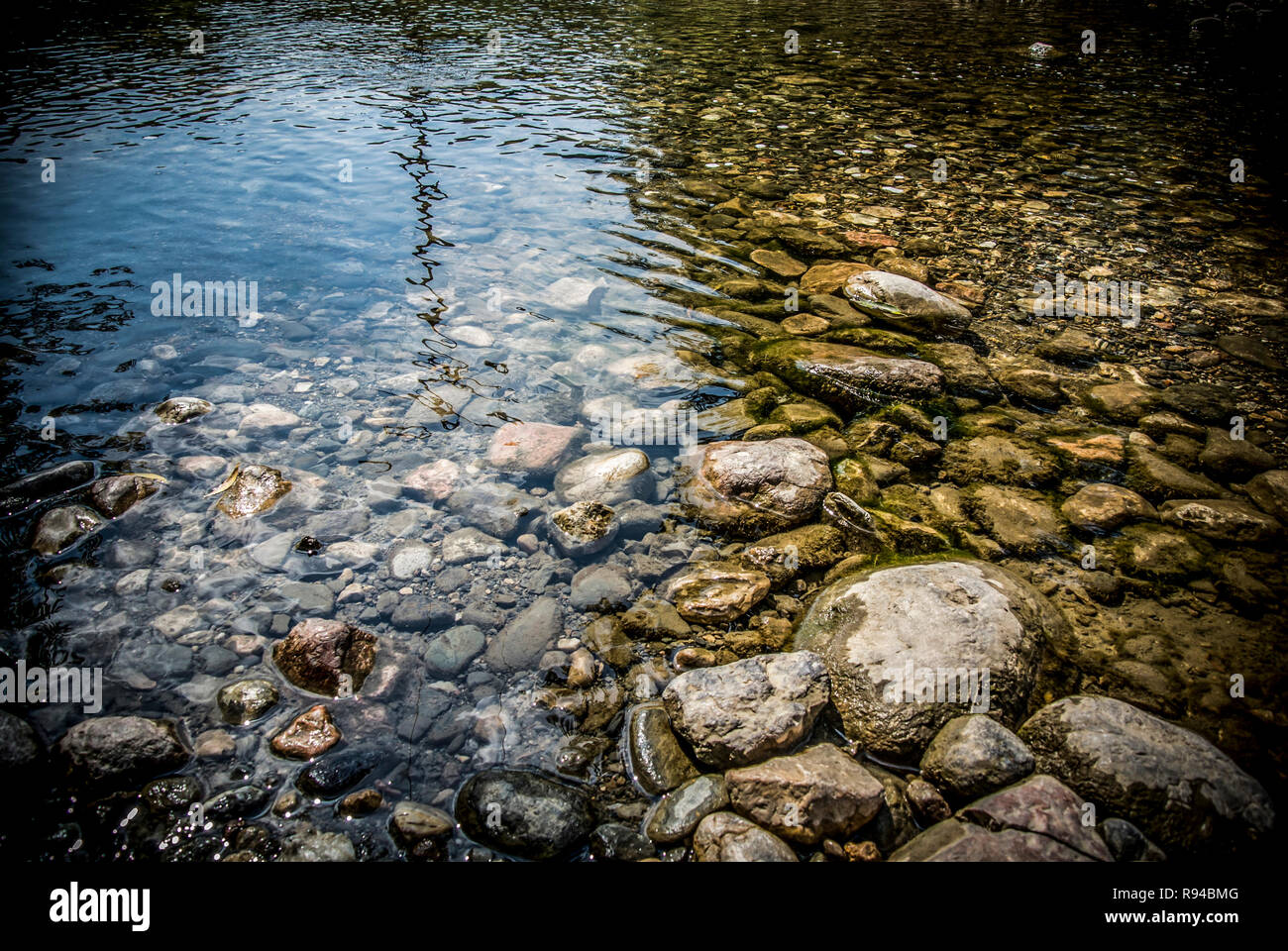 Eine landschaftlich wunderschöne Aussicht auf den Fluss Skrapez in der kleinen Stadt Kosjeric in Serbien Stockfoto