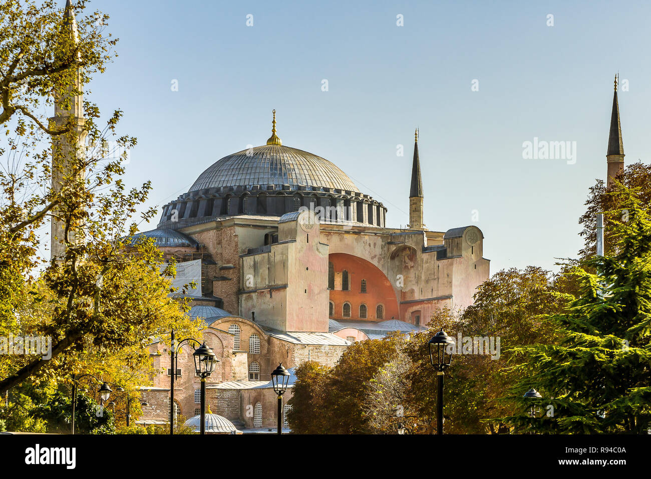 Fassade der Hagia Sofia und seiner Kuppel gegen den blauen Himmel, Istanbul, Türkei, 9. Oktober 2013 Stockfoto