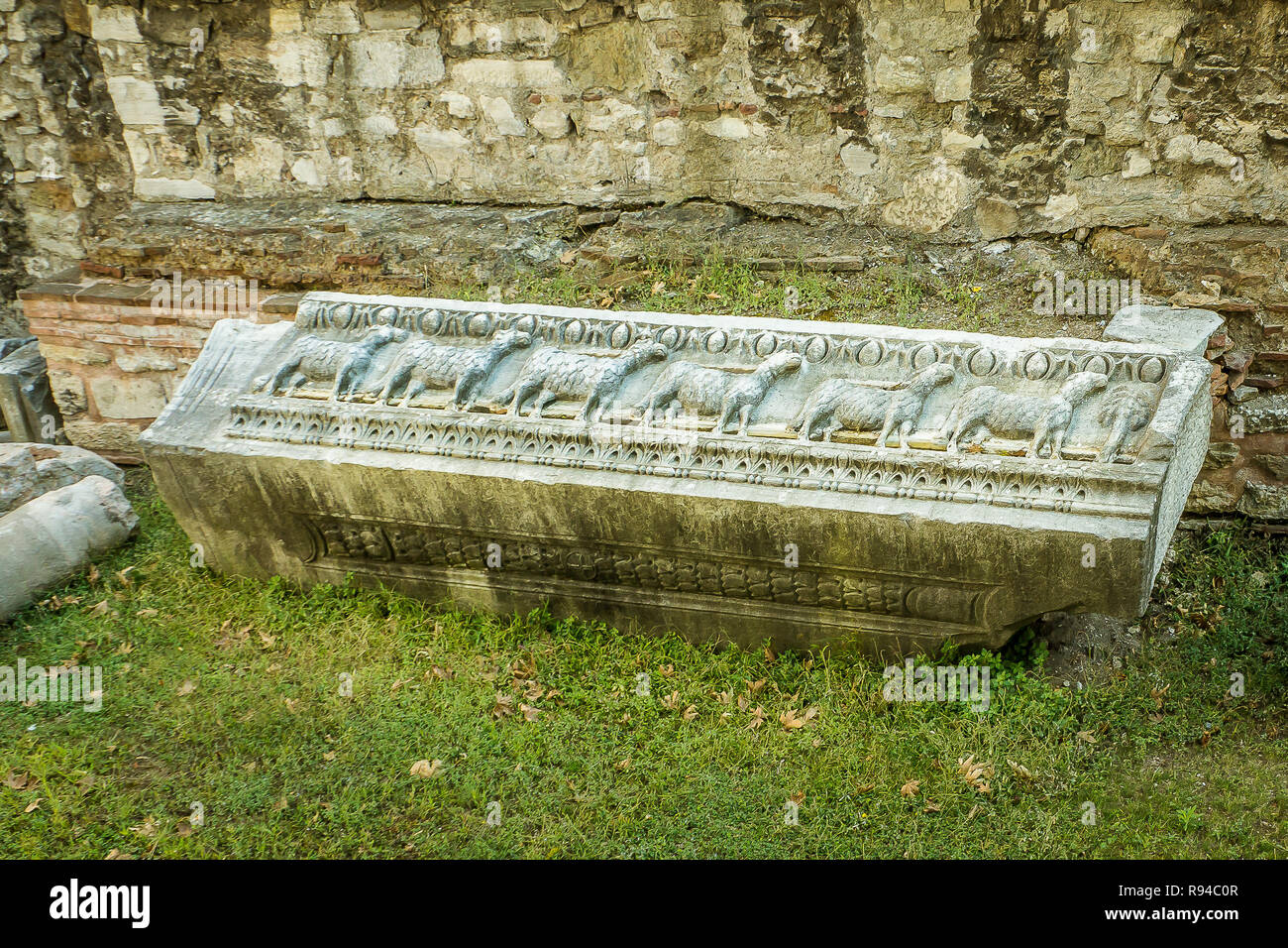 Byzantinische Fries von sieben Schafe, zwischen den Ruinen im Garten der Hagia Sophia, Istanbul, Türkei, 8. Oktober 2013 Stockfoto