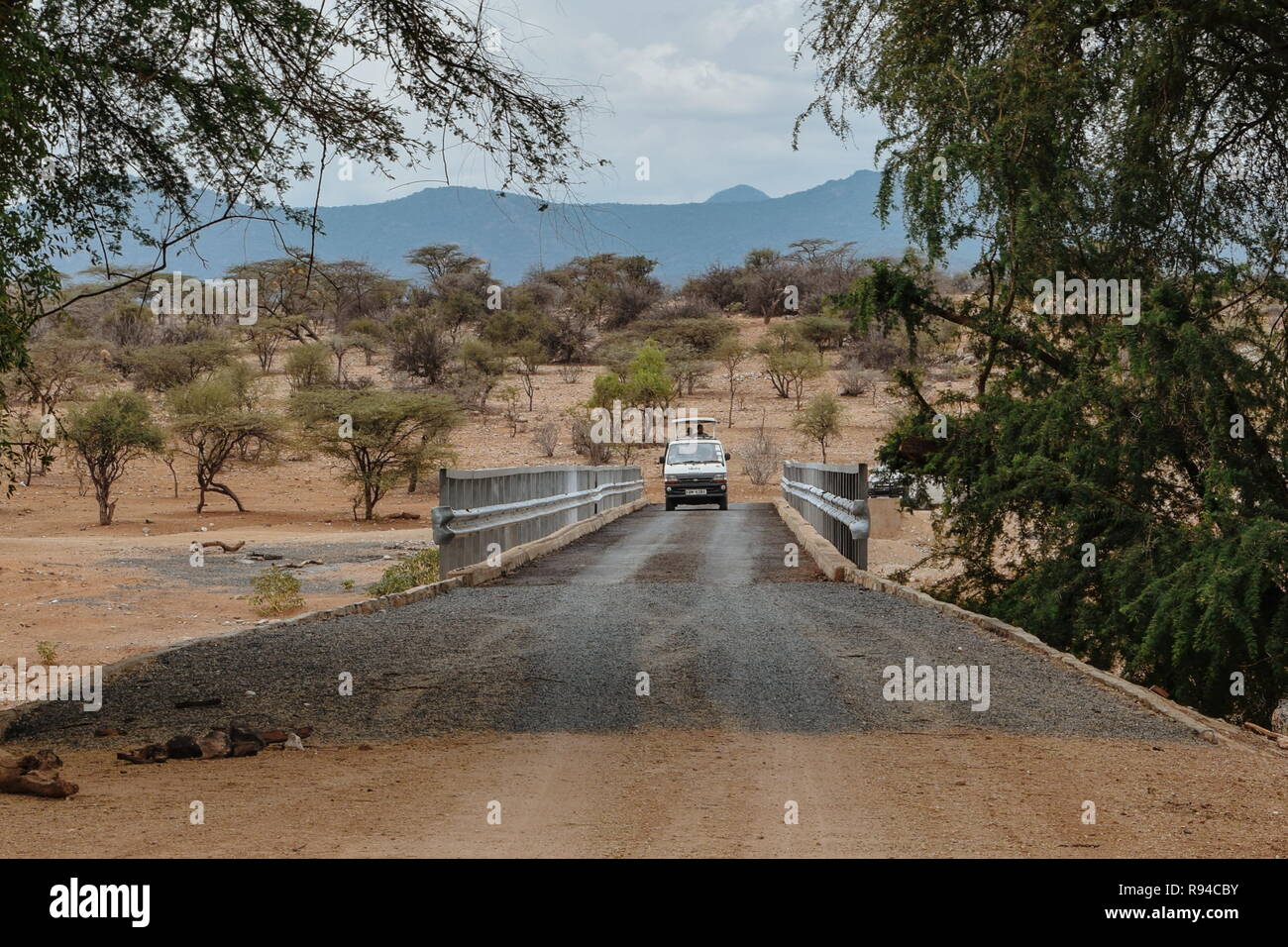 Eine Tour van in einen Feldweg in Samburu National Park, Kenia Stockfoto