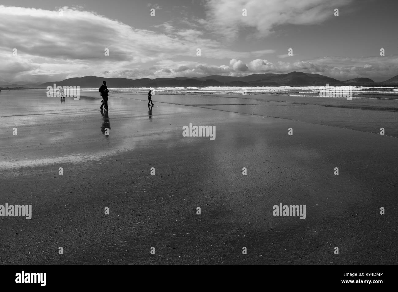 Reflexionen auf der Faser und der Strand bei Ebbe, Dingle Halbinsel Stockfoto