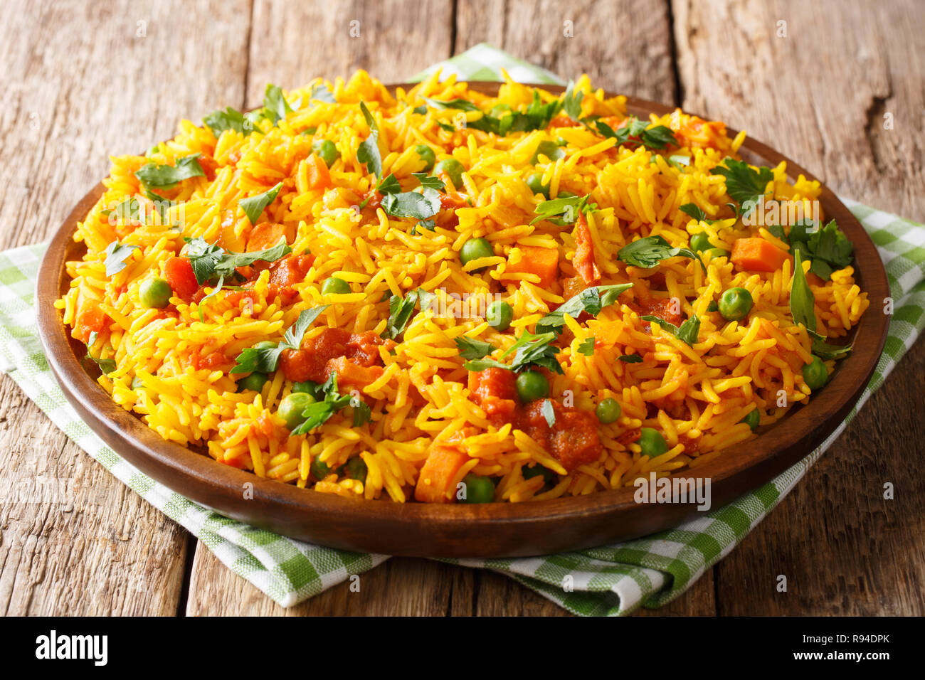 Köstliches indisches Essen Mumbai stil Reis mit Gemüse close-up auf einem Teller auf den Tisch. Horizontale Stockfoto