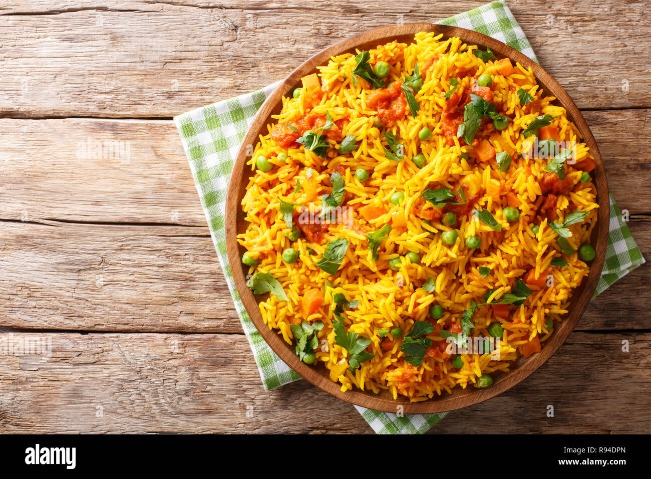Indisches essen Tawa Pulao Reis mit Gemüse und Gewürze close-up auf einem Teller. horizontal oben Ansicht von oben Stockfoto