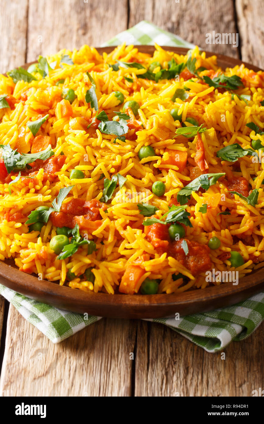 Indisches essen Tawa Pulao Reis mit Gemüse und Gewürze close-up auf einem Teller. Vertikale Stockfoto