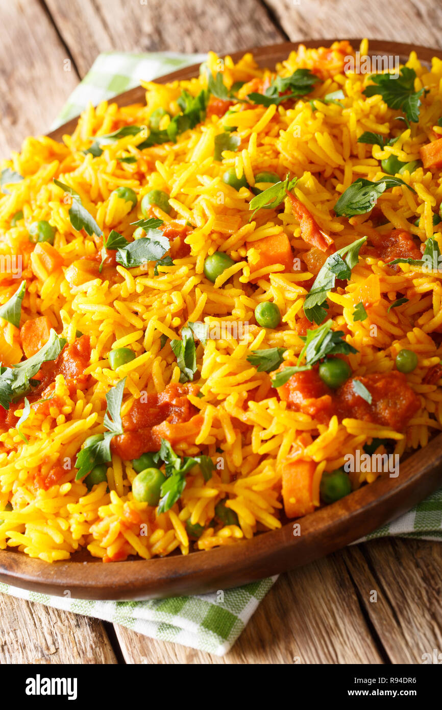 Tawa Pulao ist ein beliebter Mumbai Street Food Reis mit Gemüse und Gewürze close-up auf einem Teller. Vertikale Stockfoto