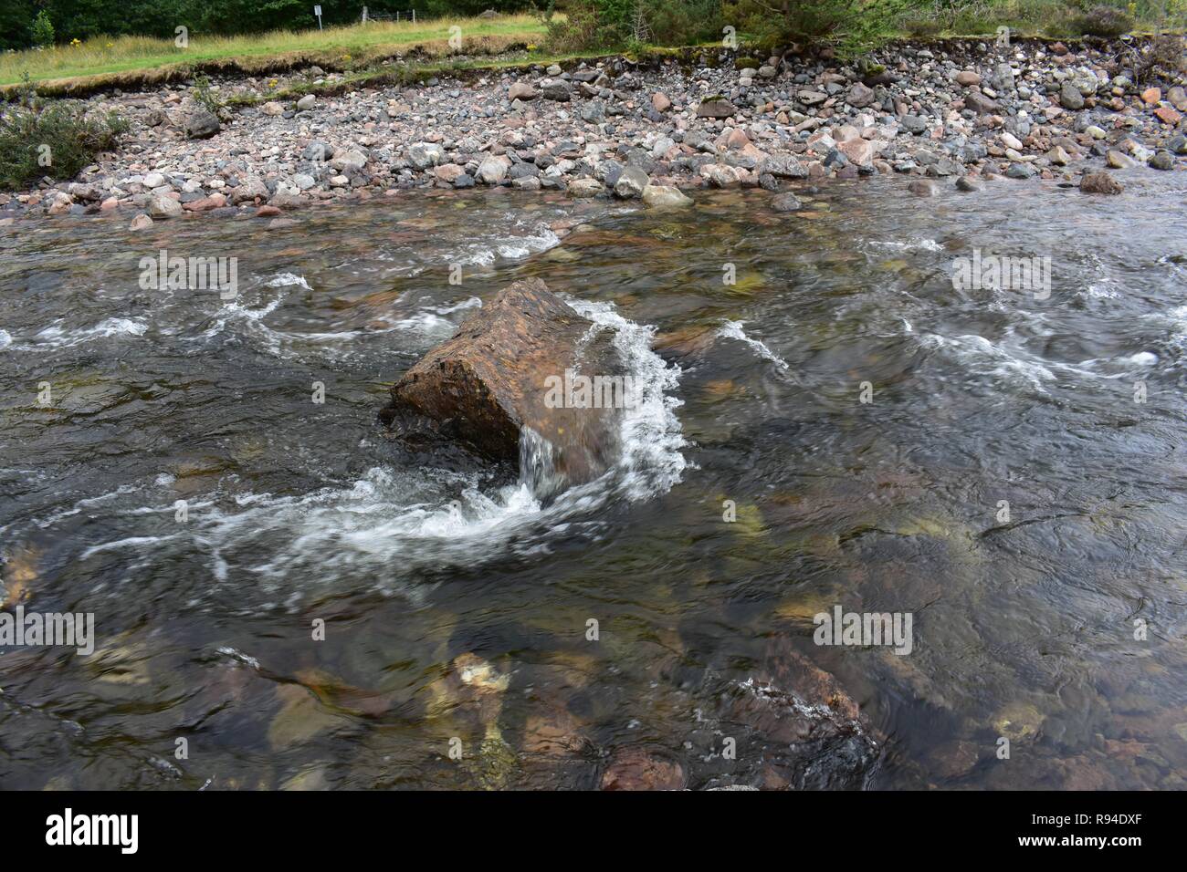 Coe fließt der Fluss durch das Tal von Glencoe Mountain Range in den schottischen Highlands. Auf einen Regen und bewölkt August Tag genommen. Stockfoto