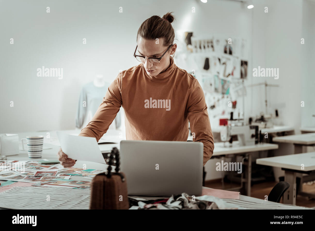 Schöne Designer von einem Mode Studio an einem Notebook arbeitet Stockfoto