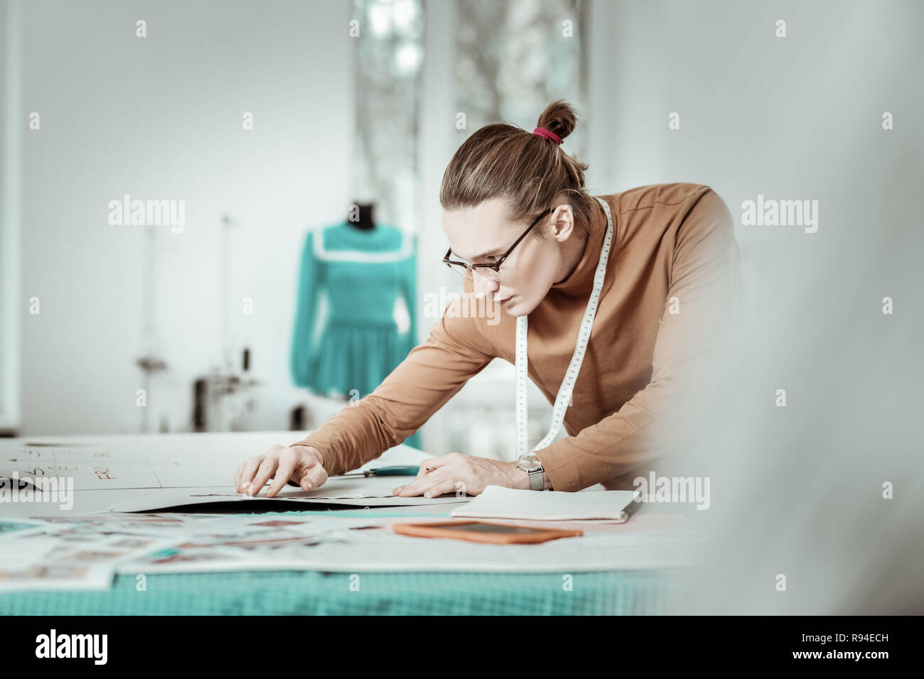 Hohe junge Designer aus einer Modeschule in Brillen suchen ernsthafte Stockfoto