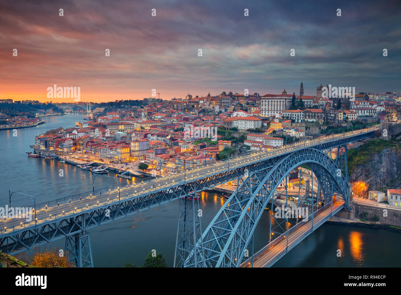 Porto, Portugal. Antenne Stadtbild Bild von Porto, Portugal mit der berühmten Luis I Brücke und den Fluss Duero während der dramatischen Sonnenuntergang. Stockfoto