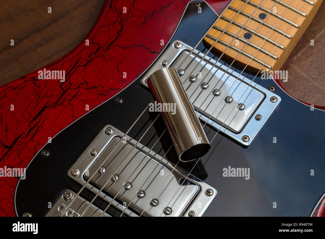 Slide Gitarre - E-Gitarre mit Stahl Folie ruhen auf den Saiten. Stockfoto