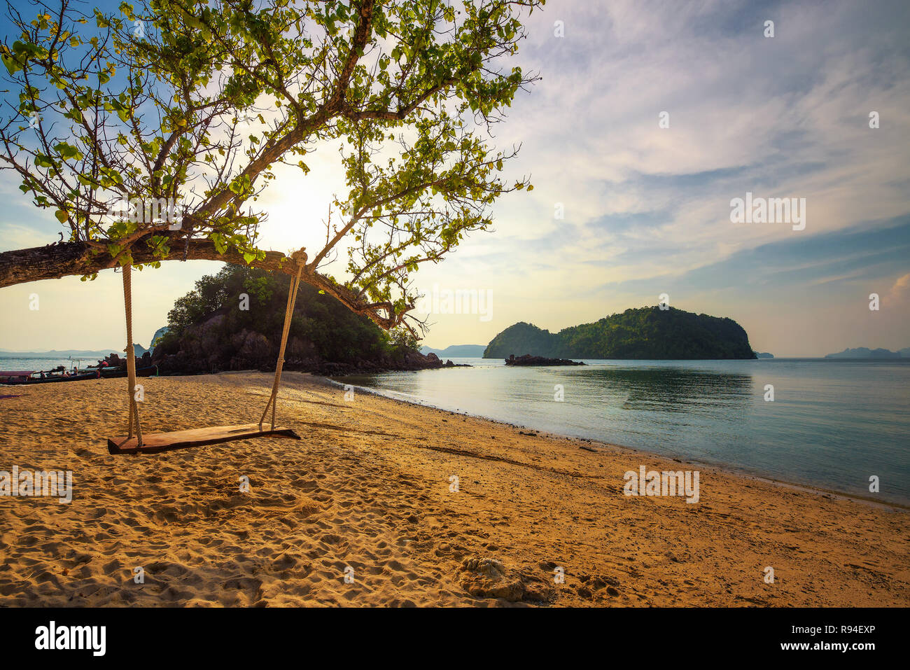 Leere Schwingen an einem Strand in Thailand bei Sonnenuntergang Stockfoto